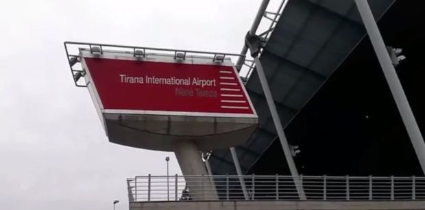 Маскирани нападачи опљачкали блиндирани аутомобил на аеродрому у Тирани